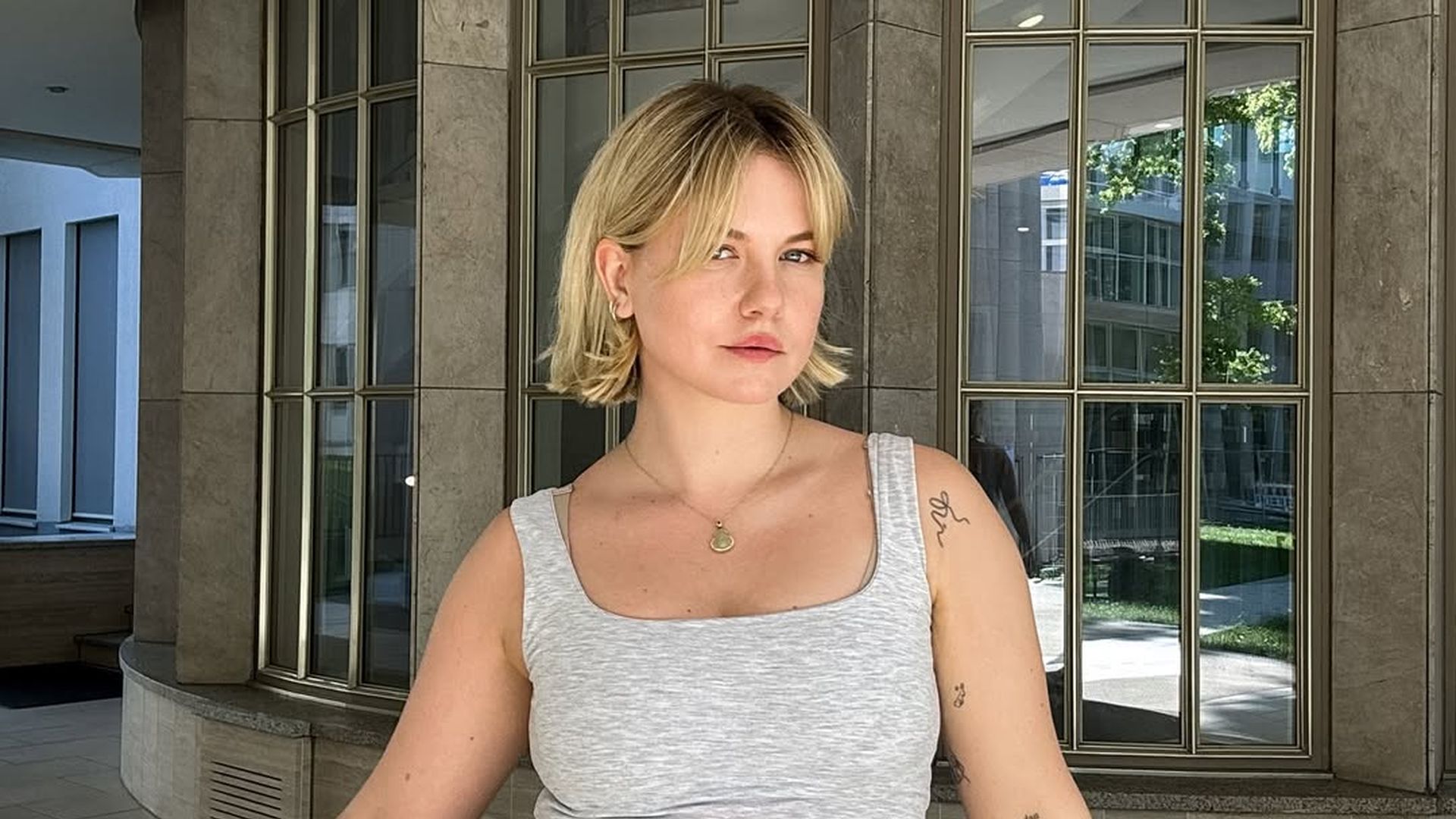 -Bin-zur-ck-Kelly-MissesVlog-berrascht-mit-kurzen-Haaren