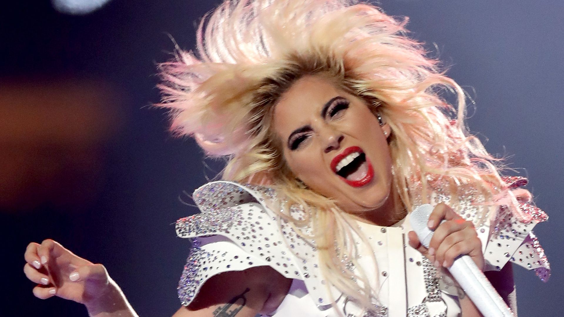 Kilo-Kritik: Lady Gaga rechtfertigt sich für Super-Bowl-Body ...