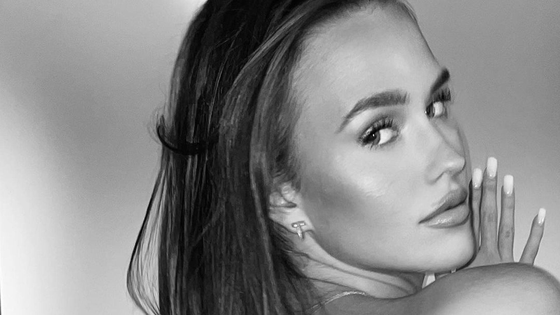 Unter Bettdecke Laura Müller zeigt Babybauch komplett nackt