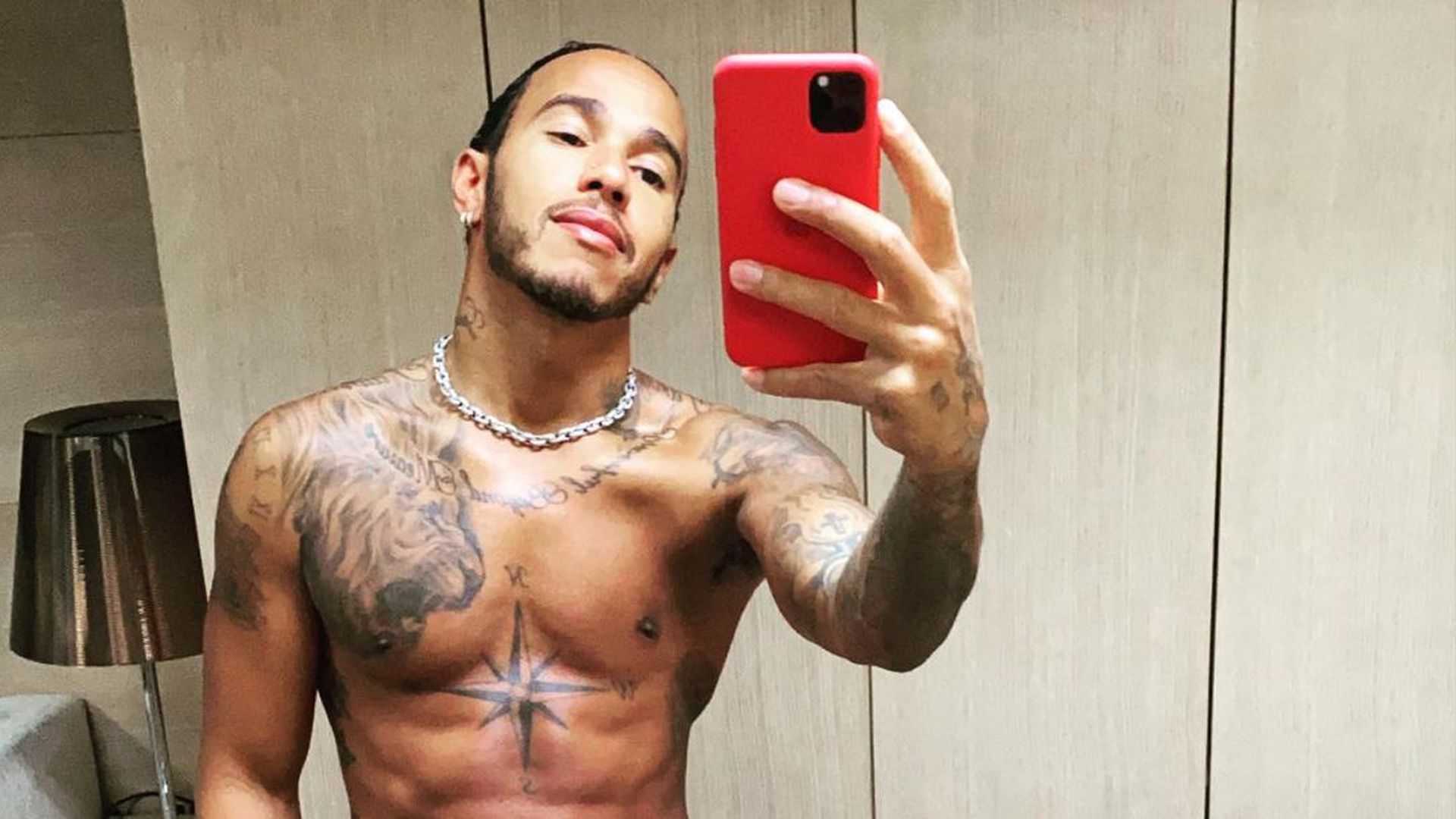 Tätowierte Bodybuilderin steht auf vergebene Männer Tätowierte Bodybuilderin steht auf vergebene Männer