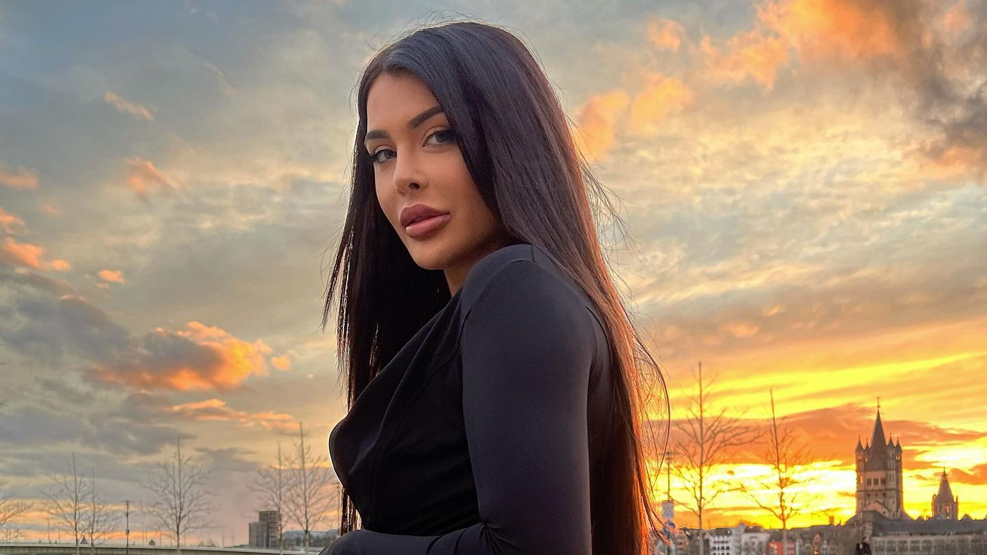 Praller Po Lisa Del Piero posiert vor einem Sonnenuntergang