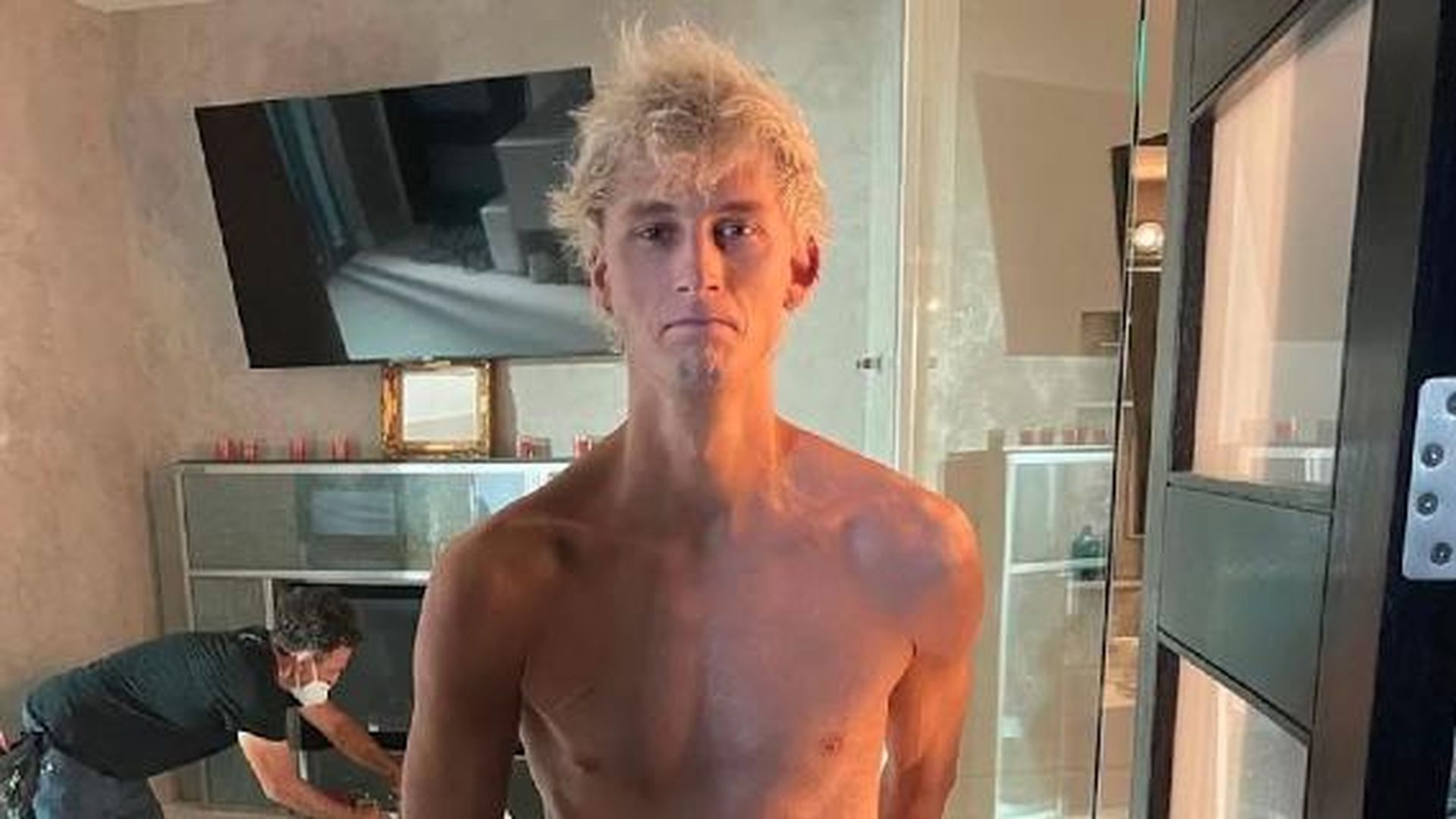 Nur mit Lappen: Machine Gun Kelly posiert nackig im Netz!