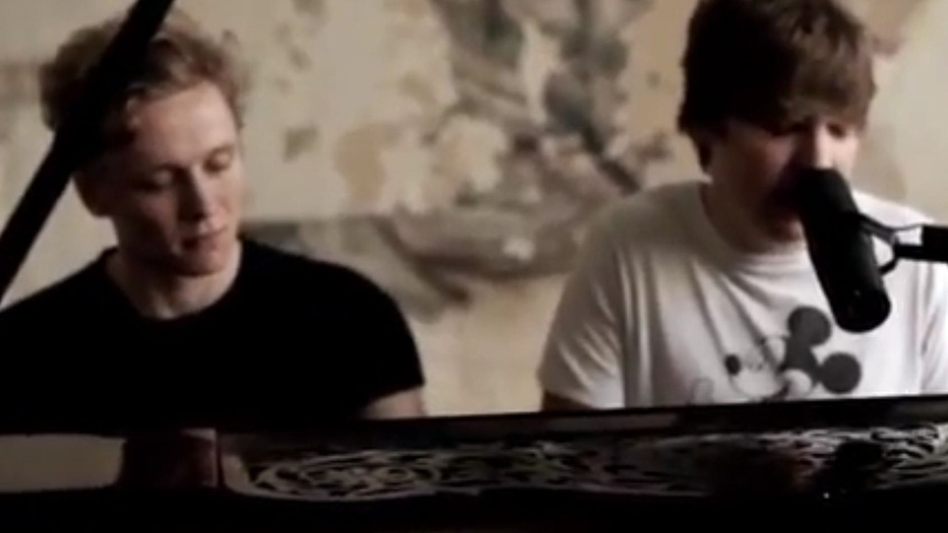 Matthias Schweighöfer & Philipp Poisel am Klavier Promiflash.de