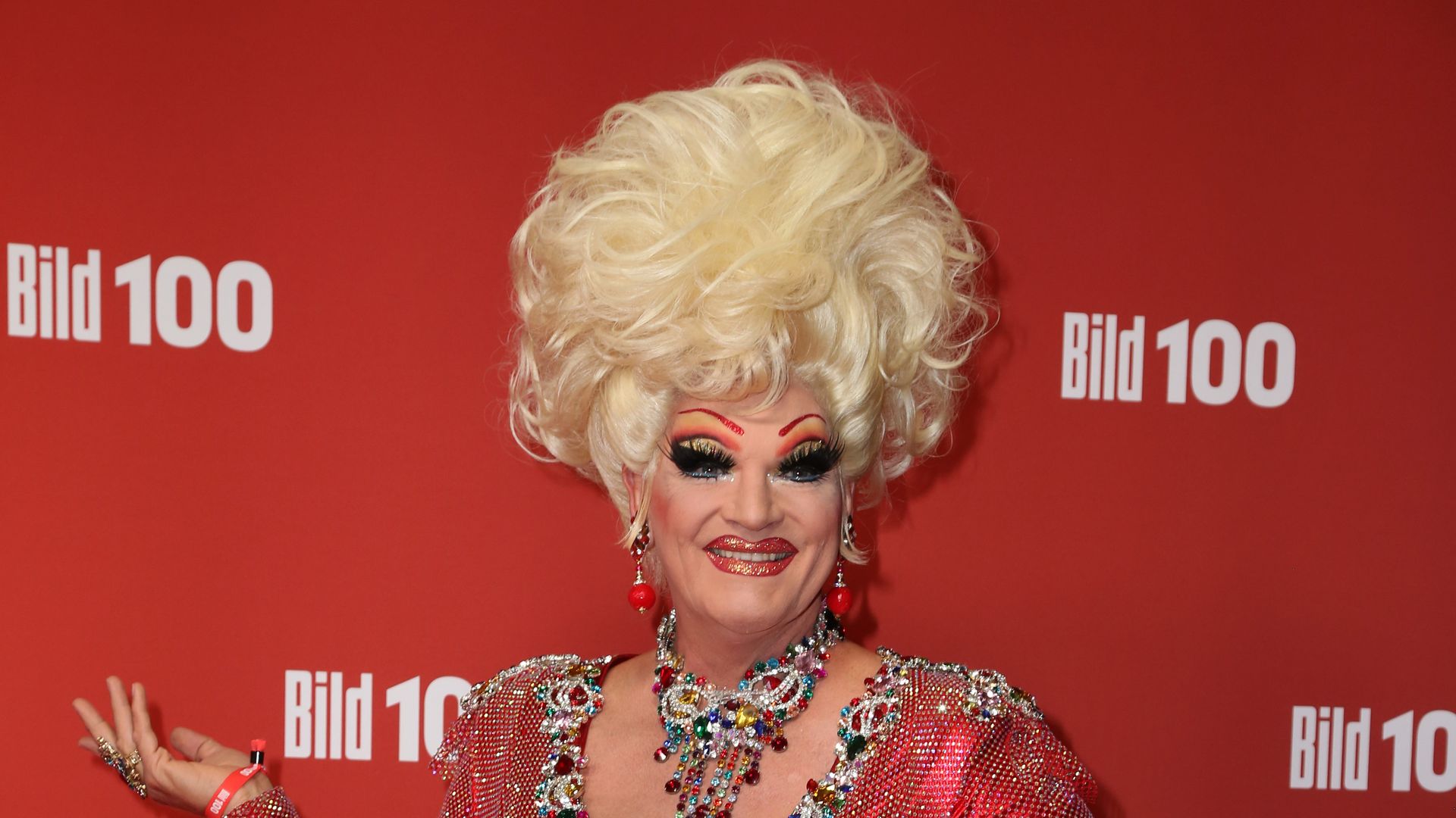 Olivia Jones stellt Oberschenkelknochen in Schatzkammer aus