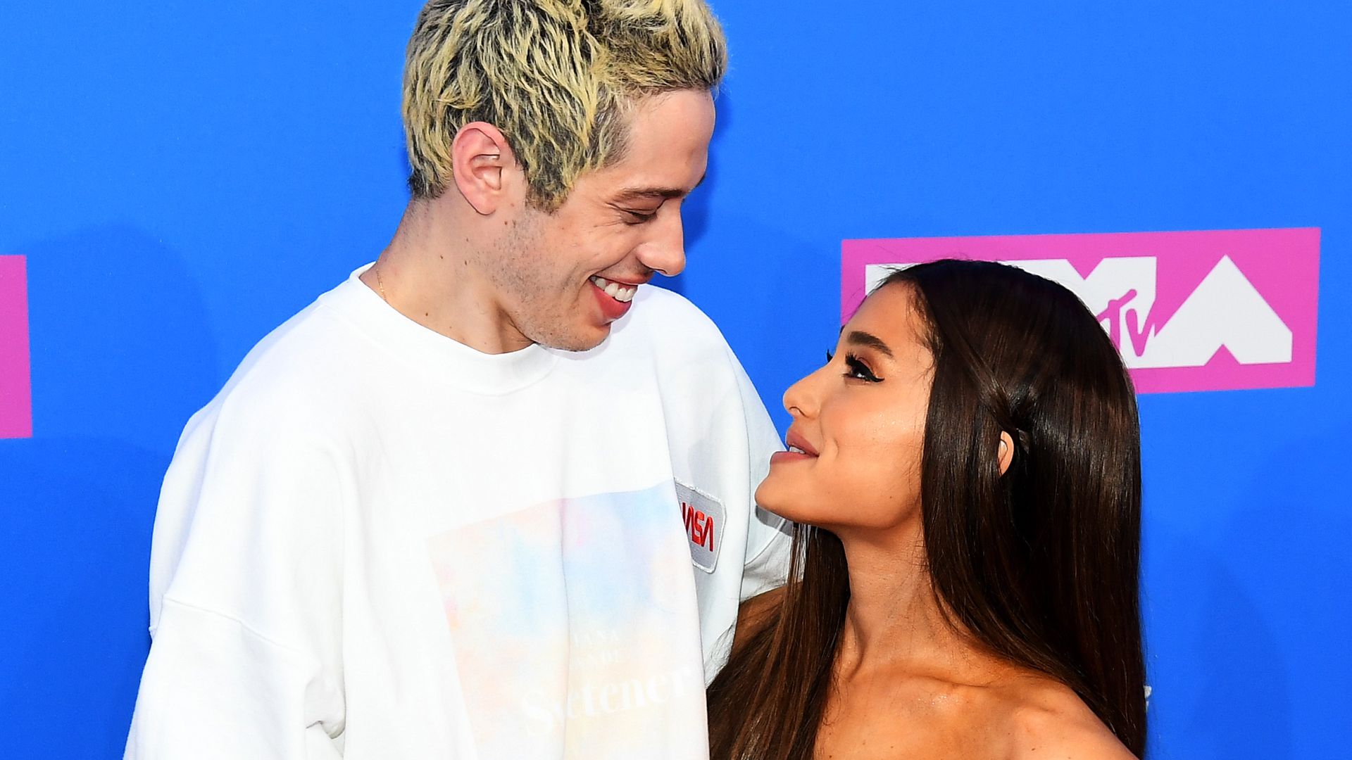 Pete Davidson: Hier zeigt er stolz Arianas Verlobungs-Ring!