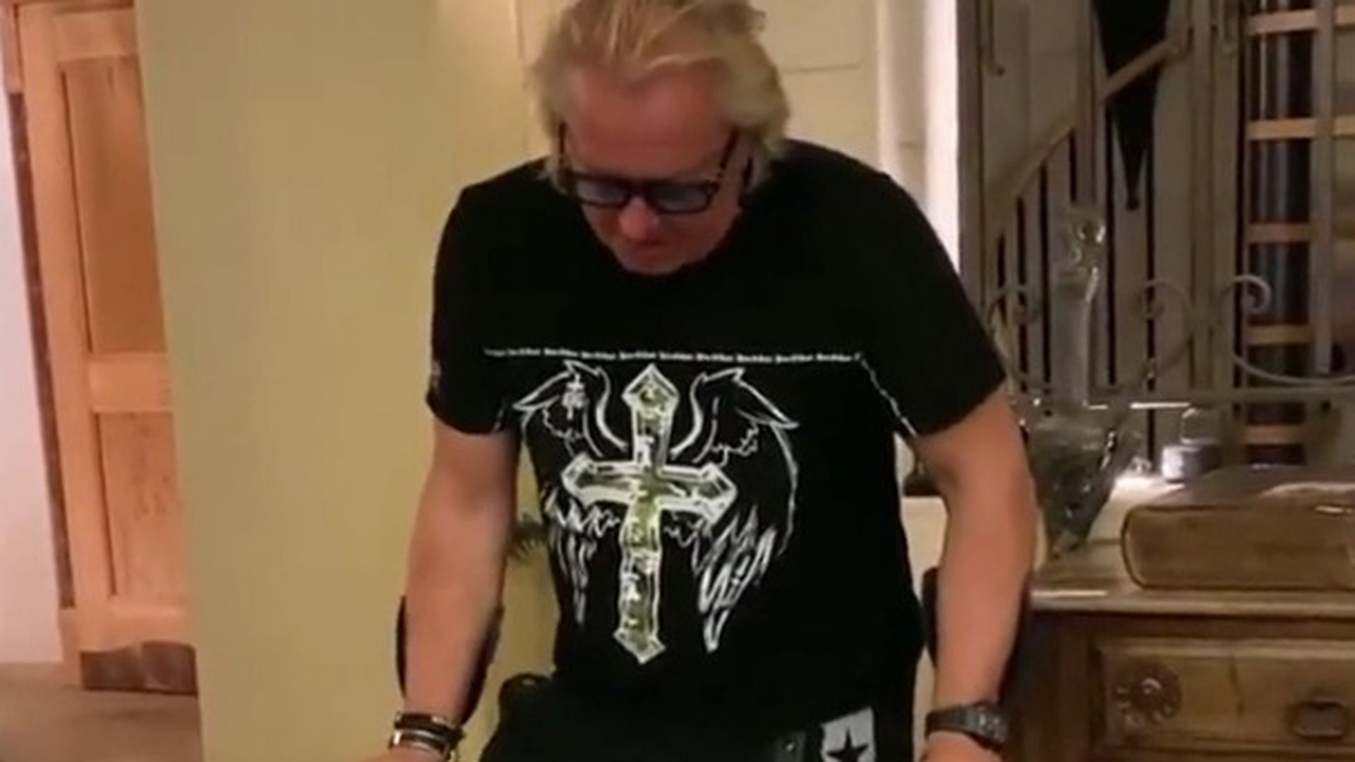 Was ist passiert? Robert Geiss auf Krücken unterwegs