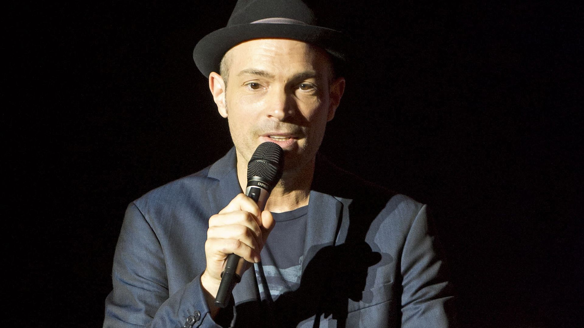 Kostenlos flirten online: 45 jahre alter komiker aus 19 jahre alt 19 jahre alter sänger aus 45 jahre alt