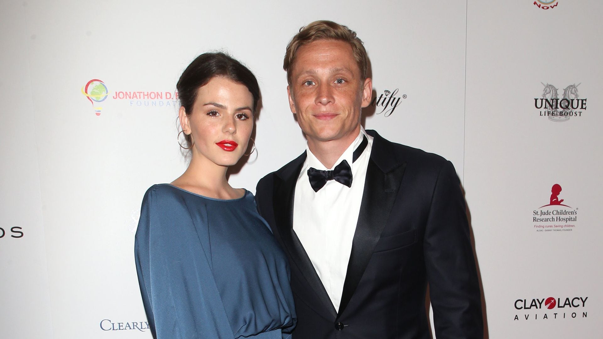 Verlobung mit Ruby? Matthias Schweighöfer erklärt Ring | Promiflash.de