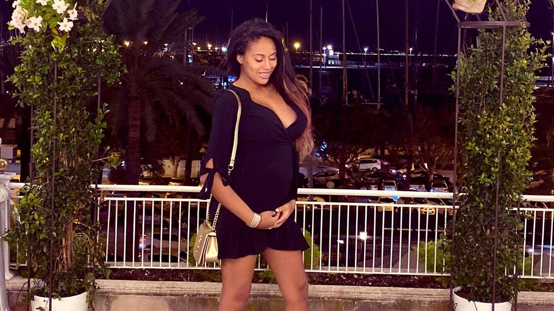 Sarah Joelle Jahnel grüßt mit Babykugel zu Weihnachten WeltweiteSTARS