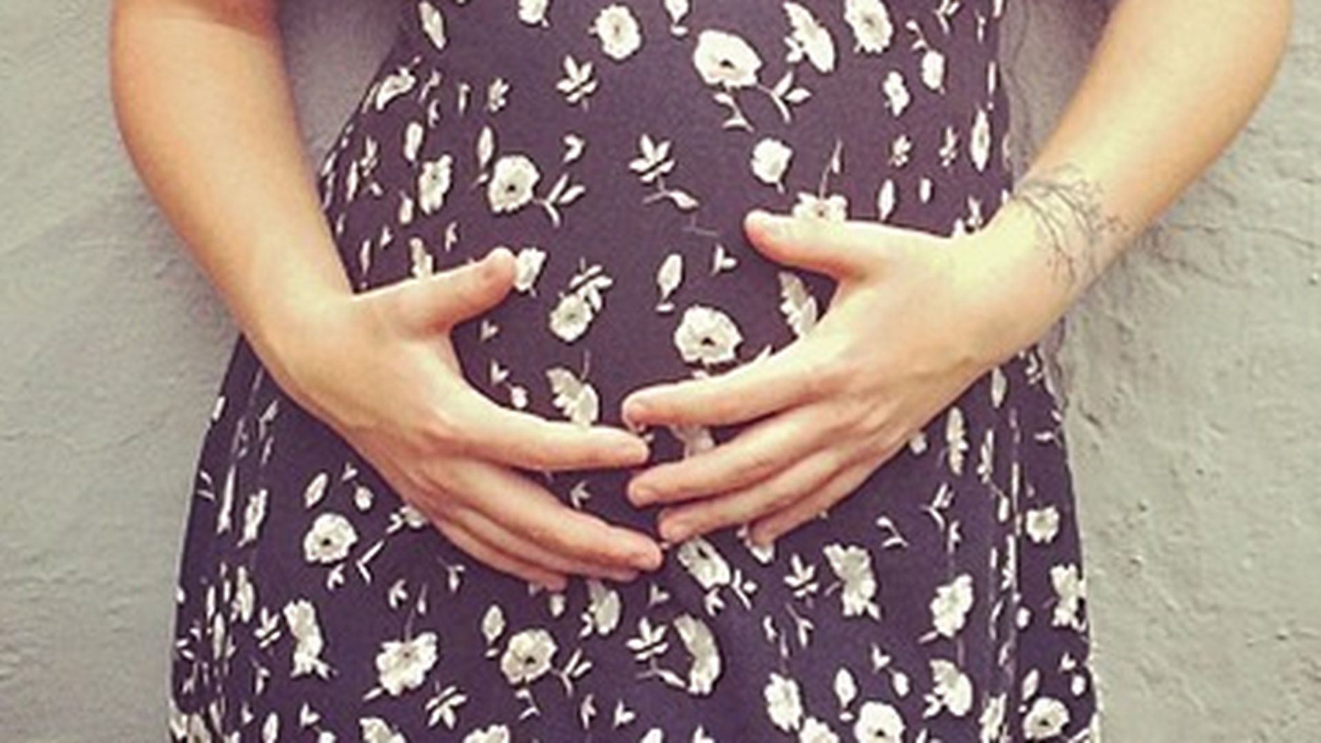 Plötzlich BabyBauch Sasha Pieterse schwanger? Promiflash.de Plötzlich BabyBauch Sasha Pieterse schwanger? Promiflash.de