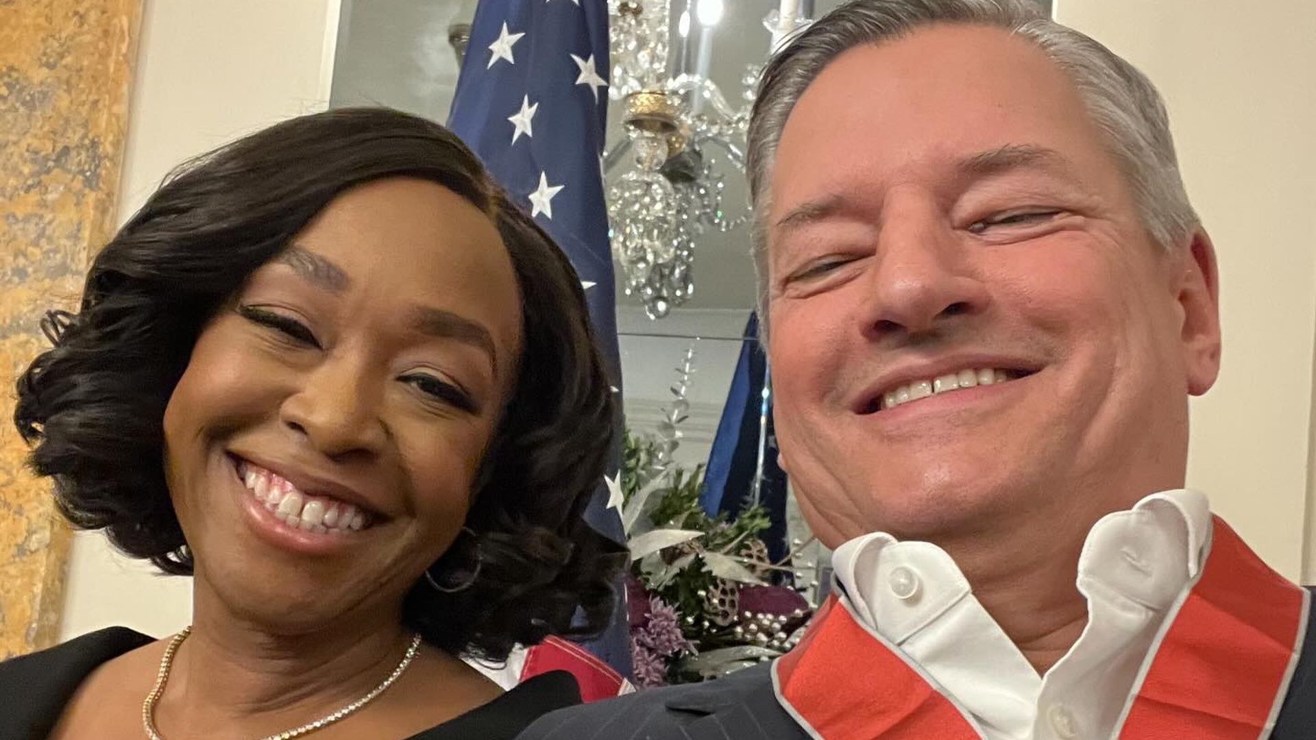Shonda-Rhimes-und-Netflix-Chef-bekommen-Ehrenorden-verliehen