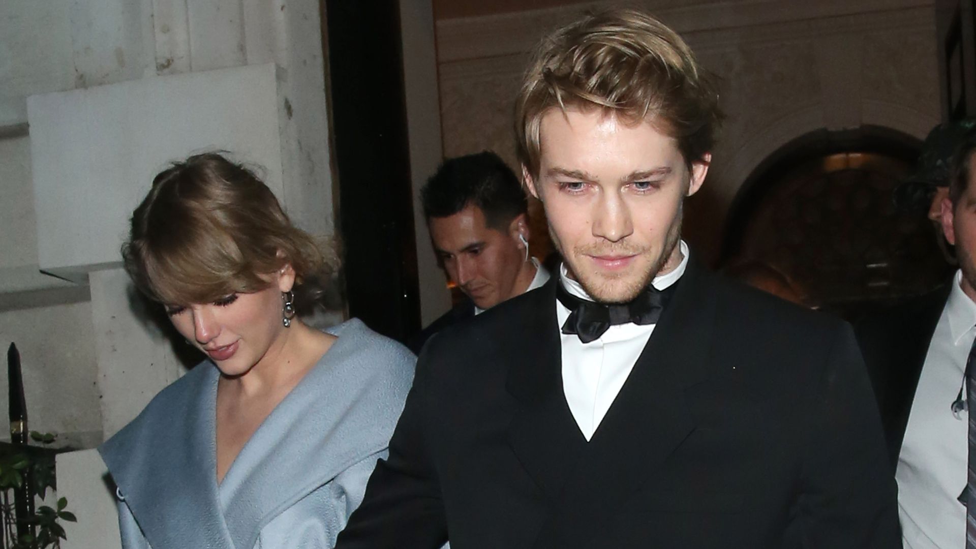 Rummel um Liebe zu Taylor Swift: So geht Joe Alwyn damit um - Promiflash.de