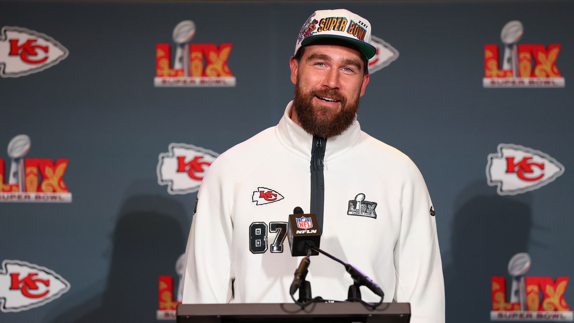アクティブなデビューは、NFLスターのトラビスケルスの多くを要求しました