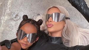 Für Kanye? Kim Kardashian macht Yeezy-Werbung mit Töchtern