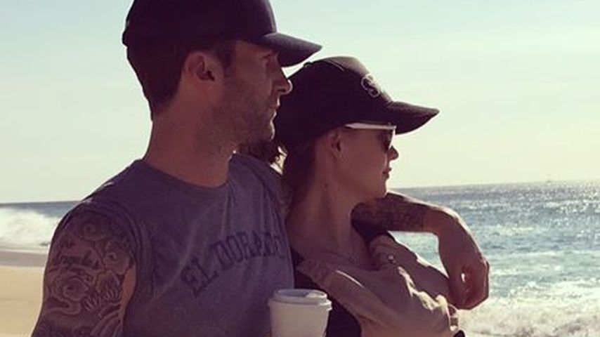 Adam Levine, Behati Prinsloo und ihre Tochter am Strand