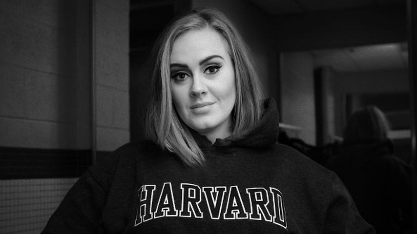 Adele in einem Havard-Sweatshirt