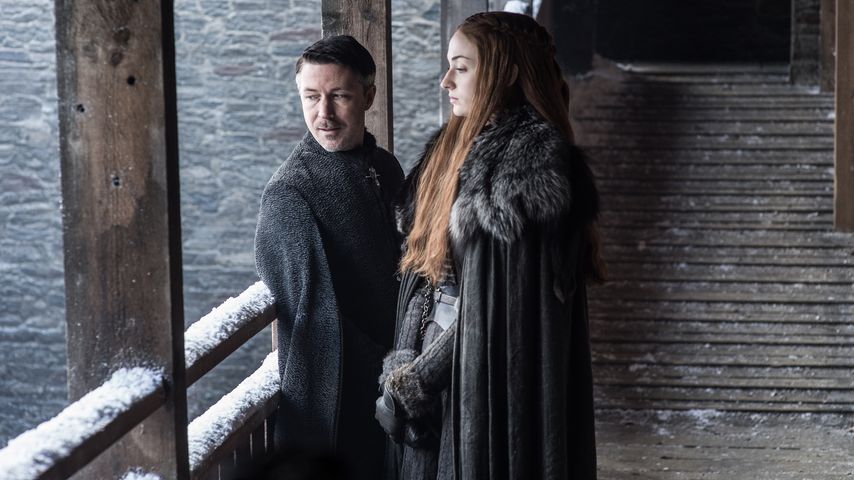 Aidan Gillen als Petyr “Kleinfinger” Baelish und Sophie Turner als Sansa Stark