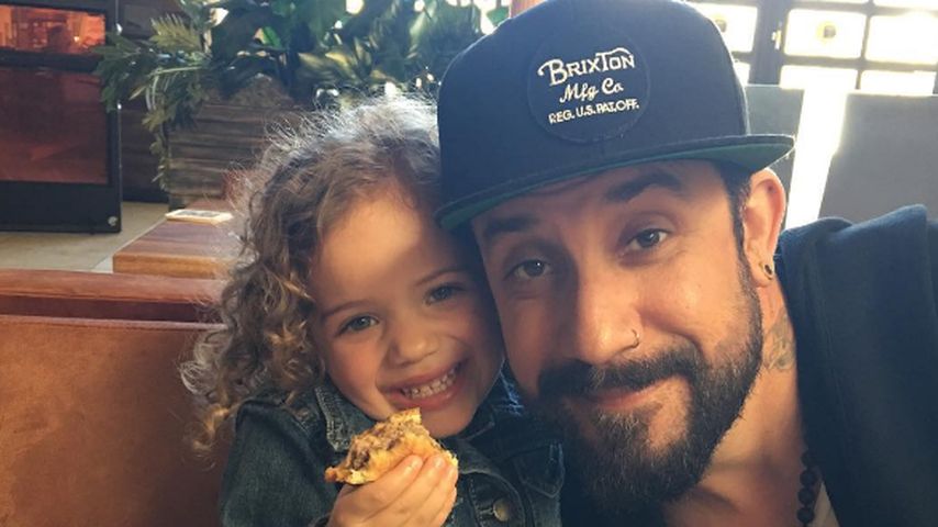Ava McLean mit ihrem Papa AJ