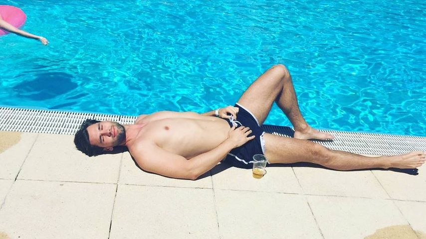 Alexander Keen am Pool in der Schweiz