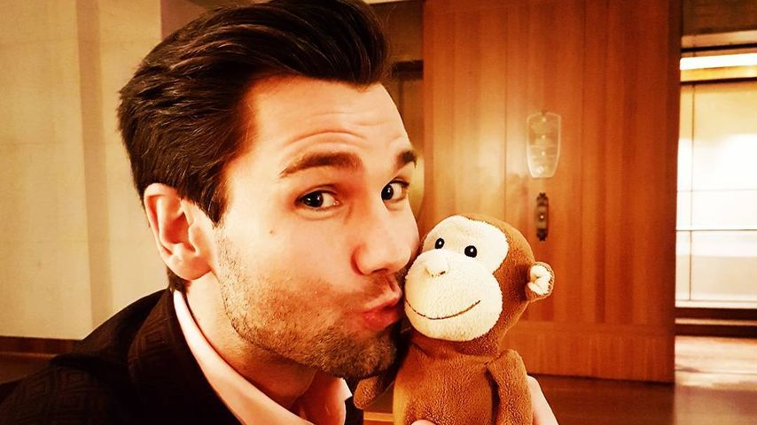 Alexander "Honey" Keen mit Plüsch-Affe