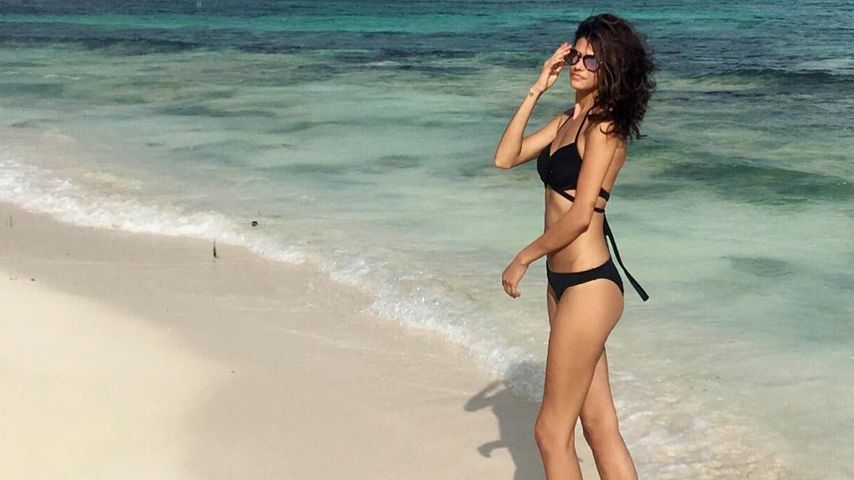 Alisar Ailabouni im Bikini am Meer