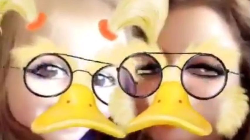 Amelia Stark (l.) und Kim Gloss beim Snapchatten