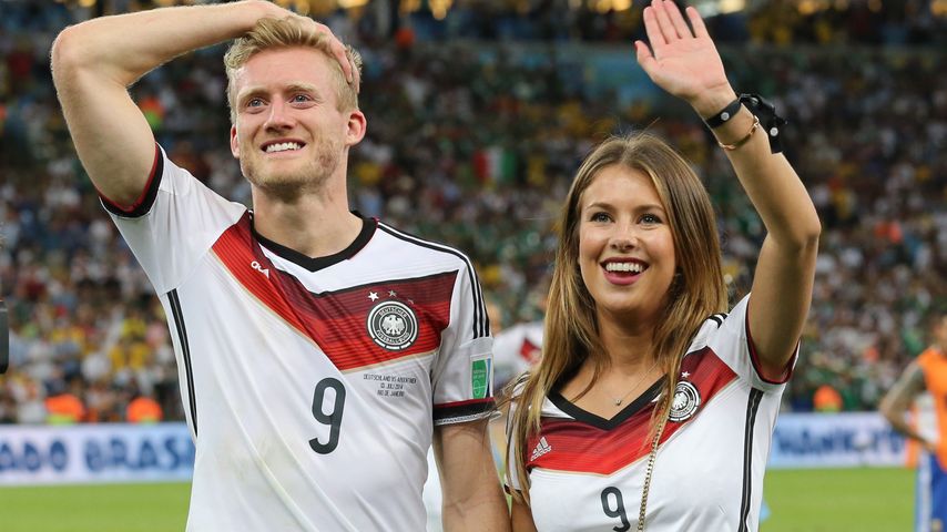 André Schürrle und Montana Yorke nach dem Sieg von Deutschland gegen Argentinien im WM-Finale