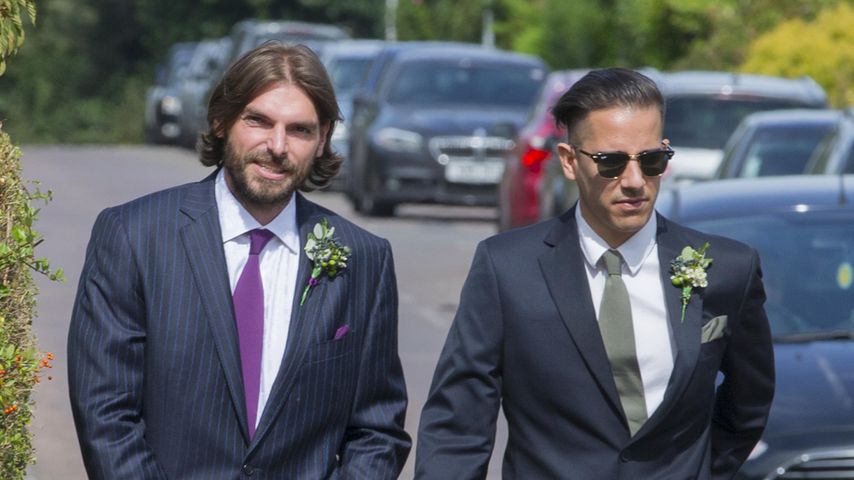 Andrew Robertson mit einem Freund auf dem Weg zur Kirche