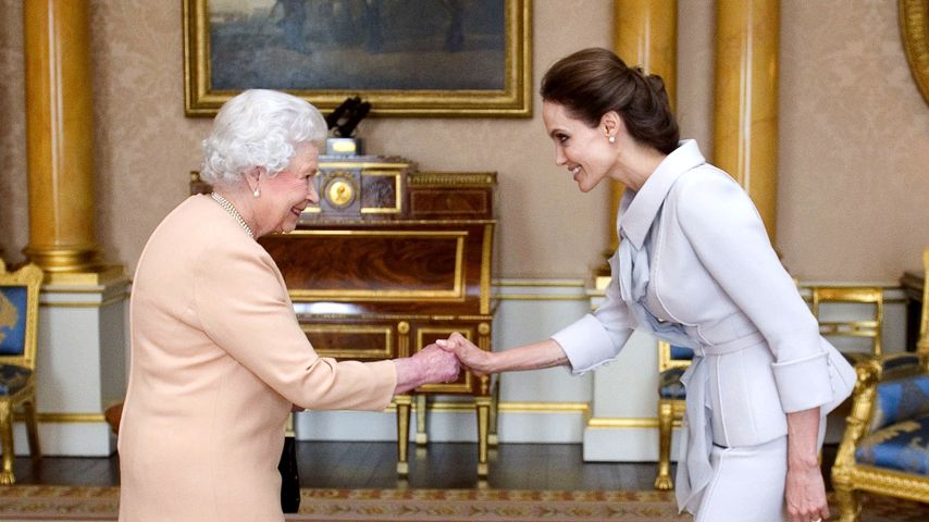 Queen Elizabeth II. und Angelina Jolie
