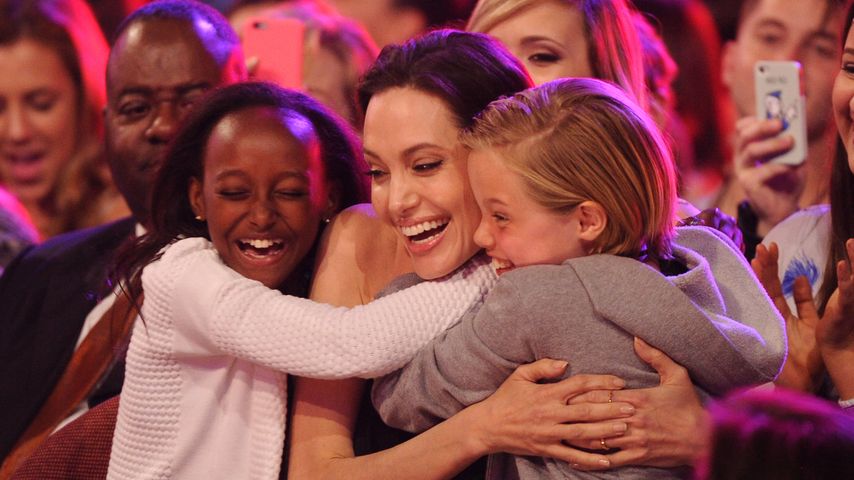 Angelina Jolie, Zahara und Shiloh auf einer Preisverleihung in Inglewood