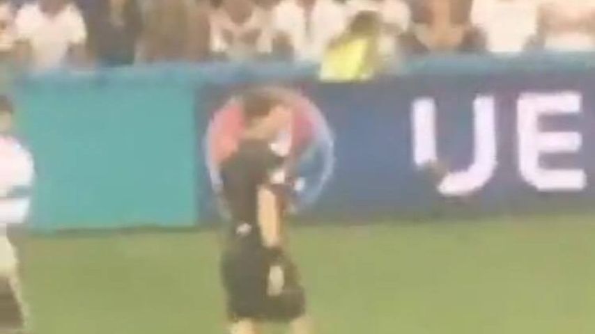 Ann-Kathrin Brömmels Schiedsrichter-Snap beim EM-Halbfinales Deutschland gegen Frankreich 2016