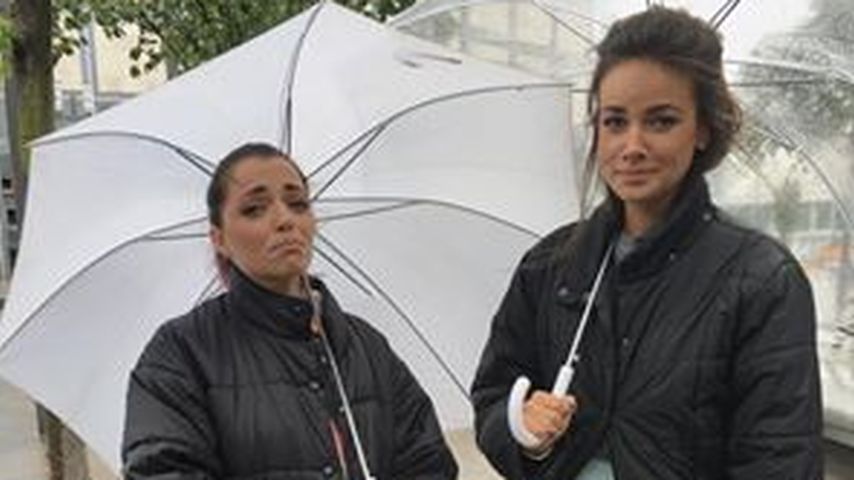 Anne Menden und Janina Uhse im Regen