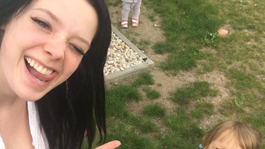 Anne Wünsche und ihre beide Kinder Miley und Juna im Garten