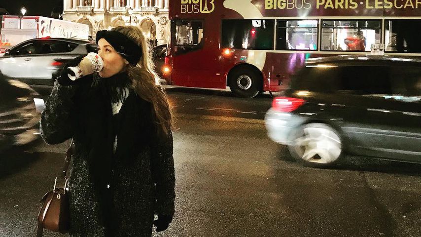 Annemarie Carpendale vor dem Pariser Opernhaus Garnier