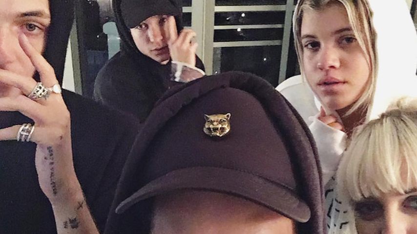 Anwar Hadid (l.), Star-Tätowierer Jon Boy (v.) und Sofia Richie (r. h.)