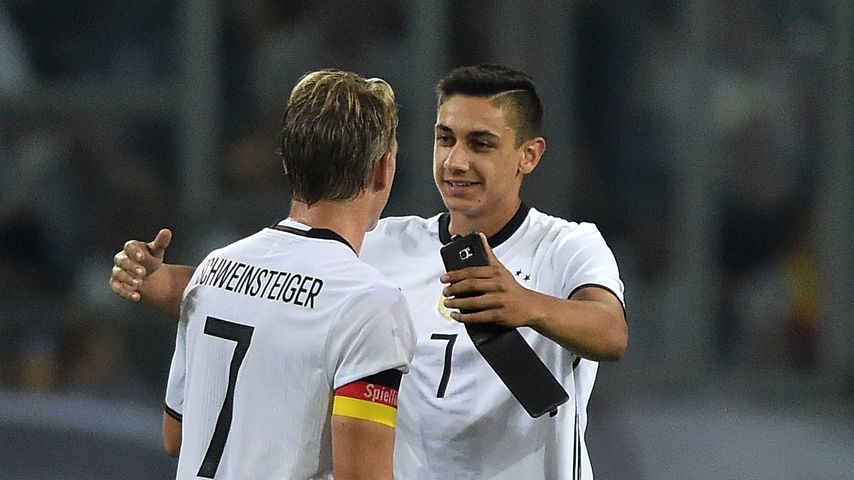 Bastian Schweinsteiger mit einem Fan bei seinem Abschiedsspiel