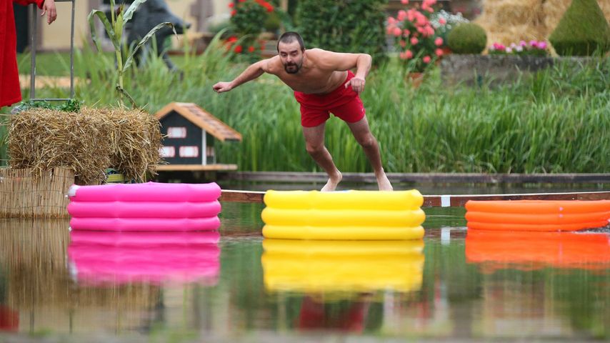 Bauer Leonhard in einer Szene von "Bauer sucht Frau - Die große Bauernolympiade"