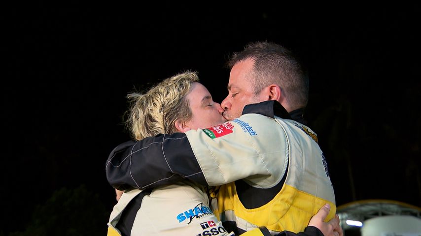 Beate und Mario knutschen