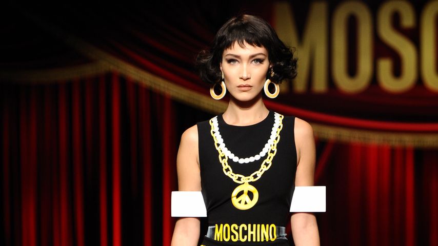 Bella Hadid in einem "Papieroutfit"