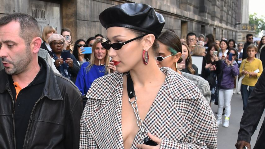 Bella Hadid ohne BH in Paris: Promi-Auflauf bei Fashion Week