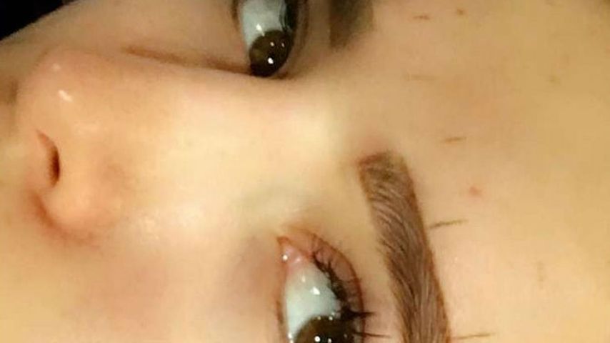 Bella Thorne während ihrer Permanent-Make-up-Session