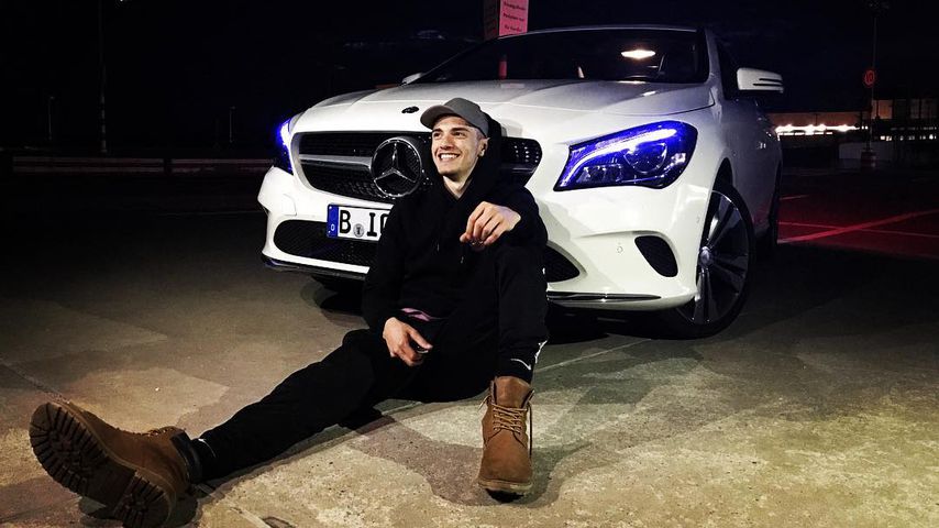 "Berlin - Tag & Nacht"-Star Samuel Bartz mit seinem Mercedes im Juni 2017