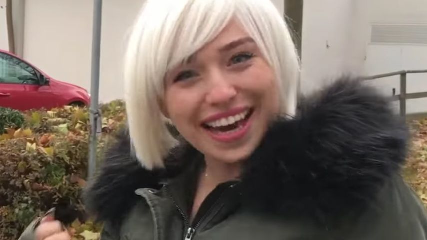 Bibi Heinicke mit Perücke im Freien