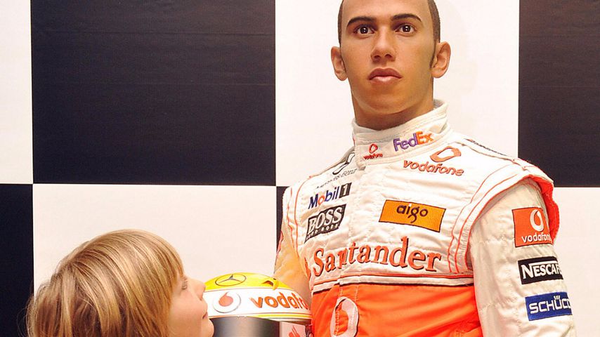 Billy Monger mit Lewis Hamiltons Wachsfigur