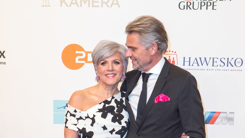 Birgit Schrowange mit ihrem Freund auf dem Red Carpet der Goldenen Kamera 2018
