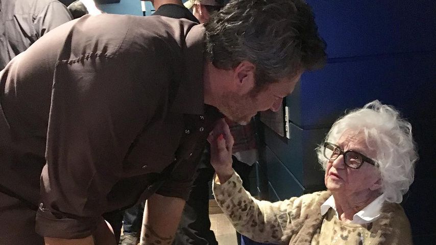 Blake Shelton bei Backstage-Treffen mit Fan