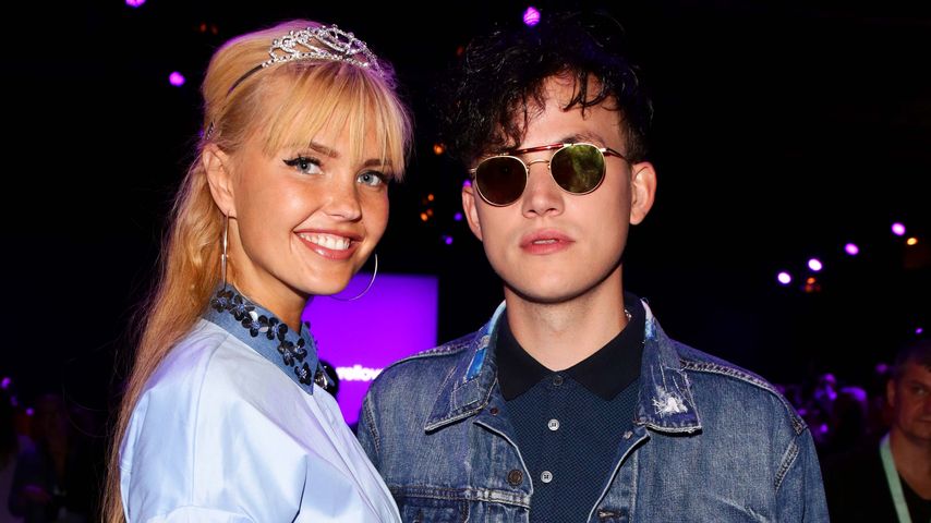 Bonnie Strange mit Freund bei der Laurèl Show im Rahmen der Mercedes-Benz Fashion Week in Berlin