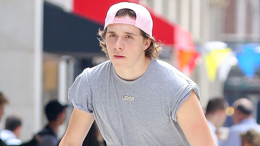Brooklyn Beckham auf dem Skateboard in New York City