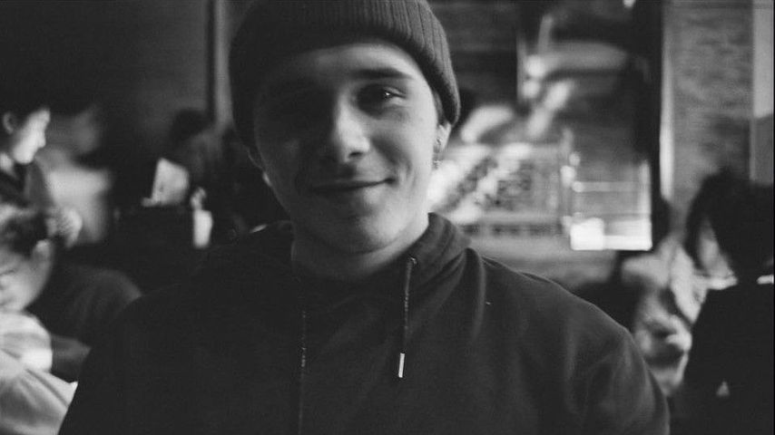 Brooklyn Beckham trägt "Love Me Forever"-Pullover