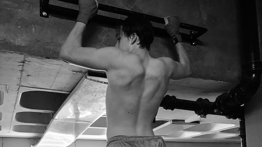 Brooklyn Beckham macht Klimmzüge